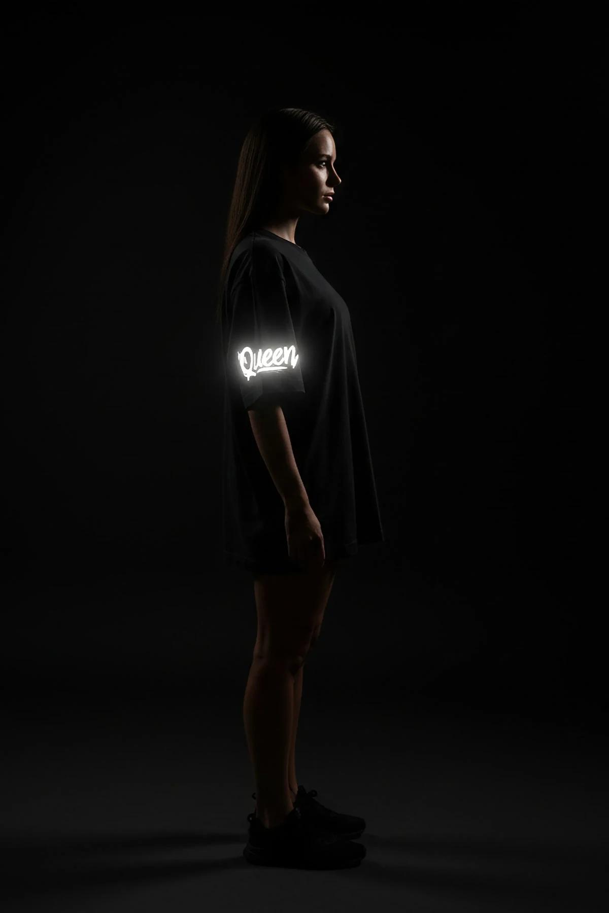 Reflektörlü siyah oversize ti