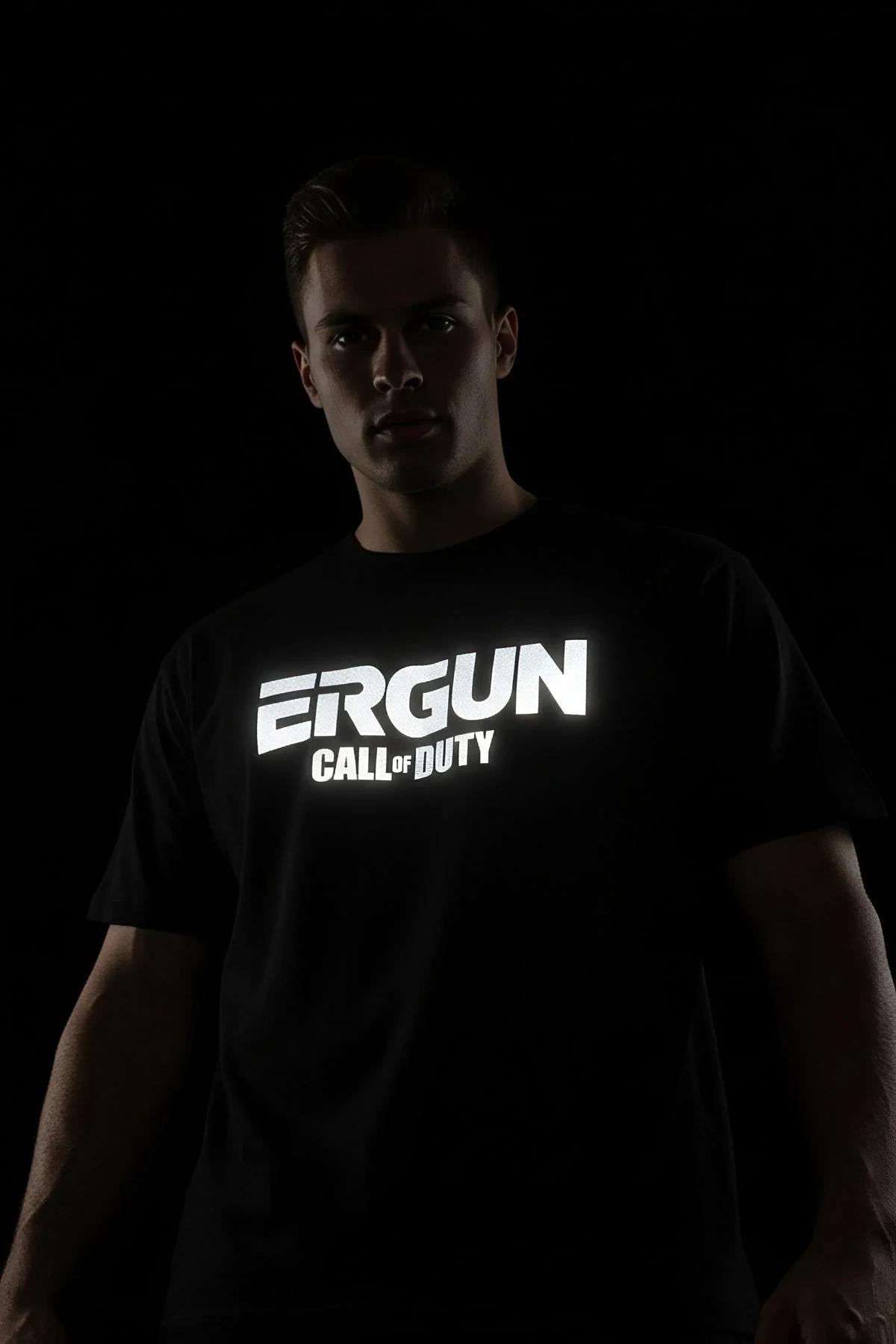 Reflektörlü Baskılı Siyah Erkek T-Shirt, Ergun Call of Duty logosu yansımalı