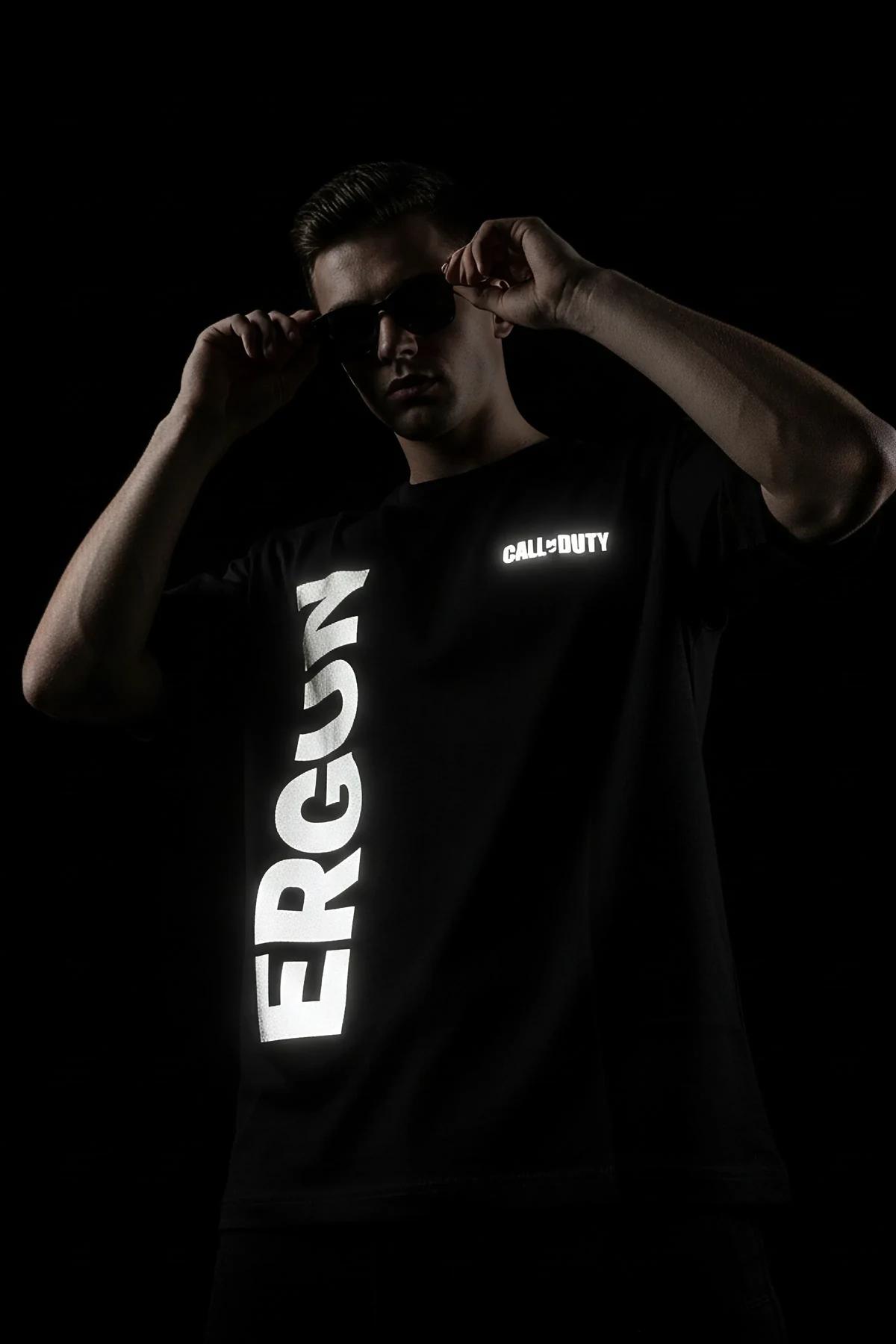 Reflektörlü Baskılı Siyah Erkek T-Shirt, Ergun Call of Duty logosu yansımalı