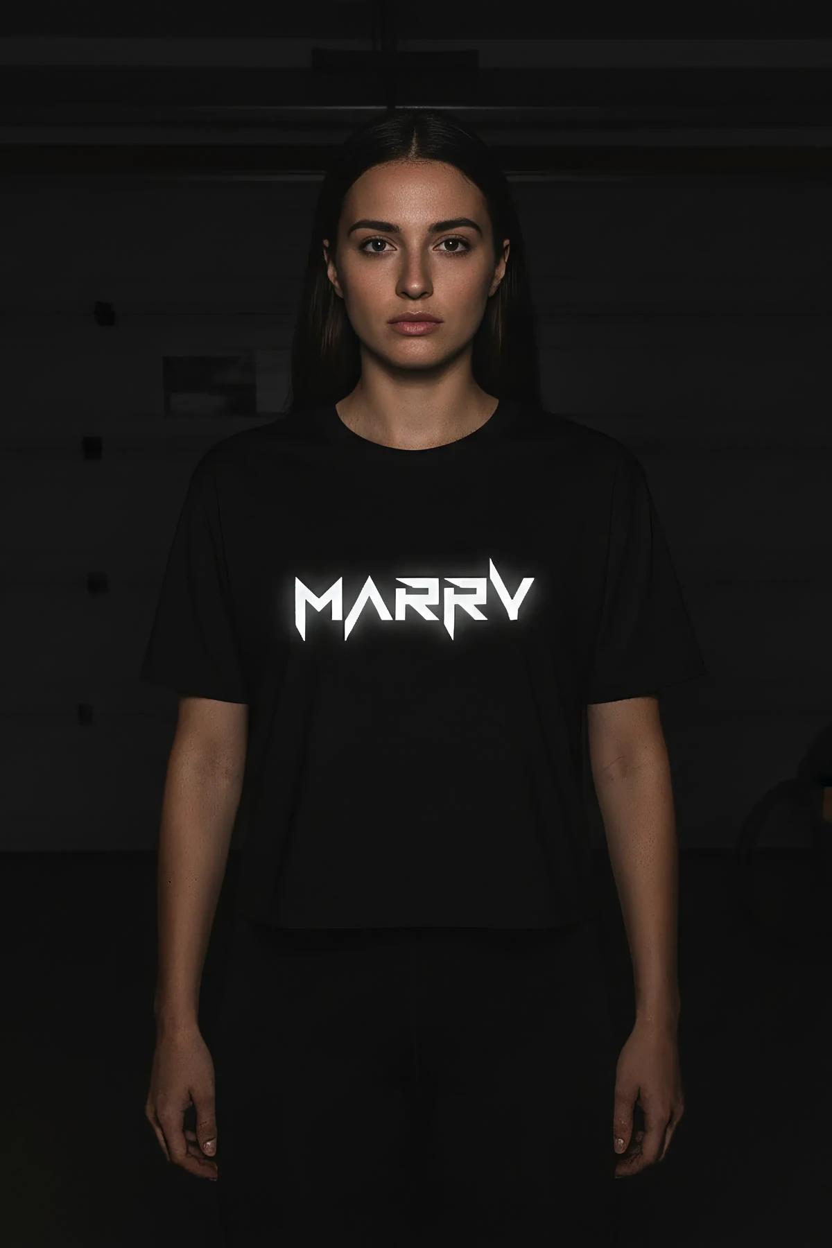 Karanlıkta flaş vurduğunda parıldayan matrix kod desenli Siberpunk Matris Detaylı Yansıtıcı Reflektörlü Tişört