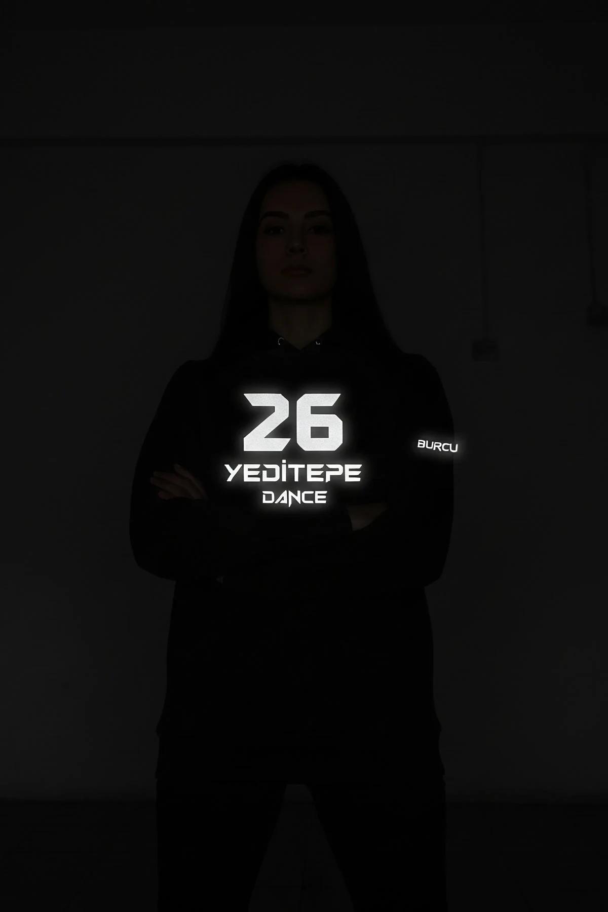 Karanlıkta flaş ışığı vurduğunda parıldayan holografik yansıtıcı desenlere sahip Holografik Gece Parıltılı Yansıtıcı Reflektörlü Tişört