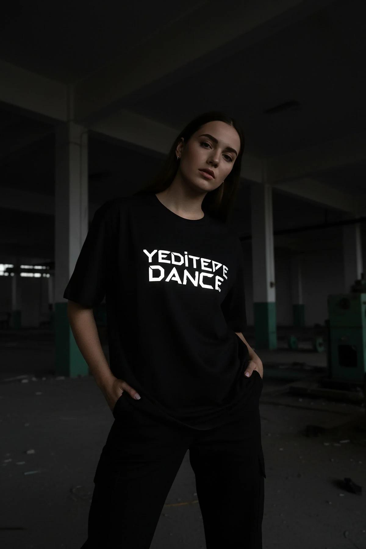 Karanlıkta flaş ışığı vurduğunda parıldayan minimalist çizgilere sahip Minimalist Çizgi Desenli Yansıtıcı Reflektörlü Tişört
