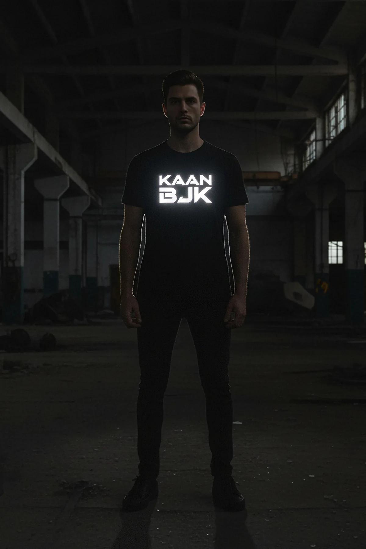 Karanlıkta flaş ışığı vurduğunda parıldayan tribal dövme çizgilerine sahip Sokak Stili Tribal Grafikli Yansıtıcı Reflektörlü Tişört