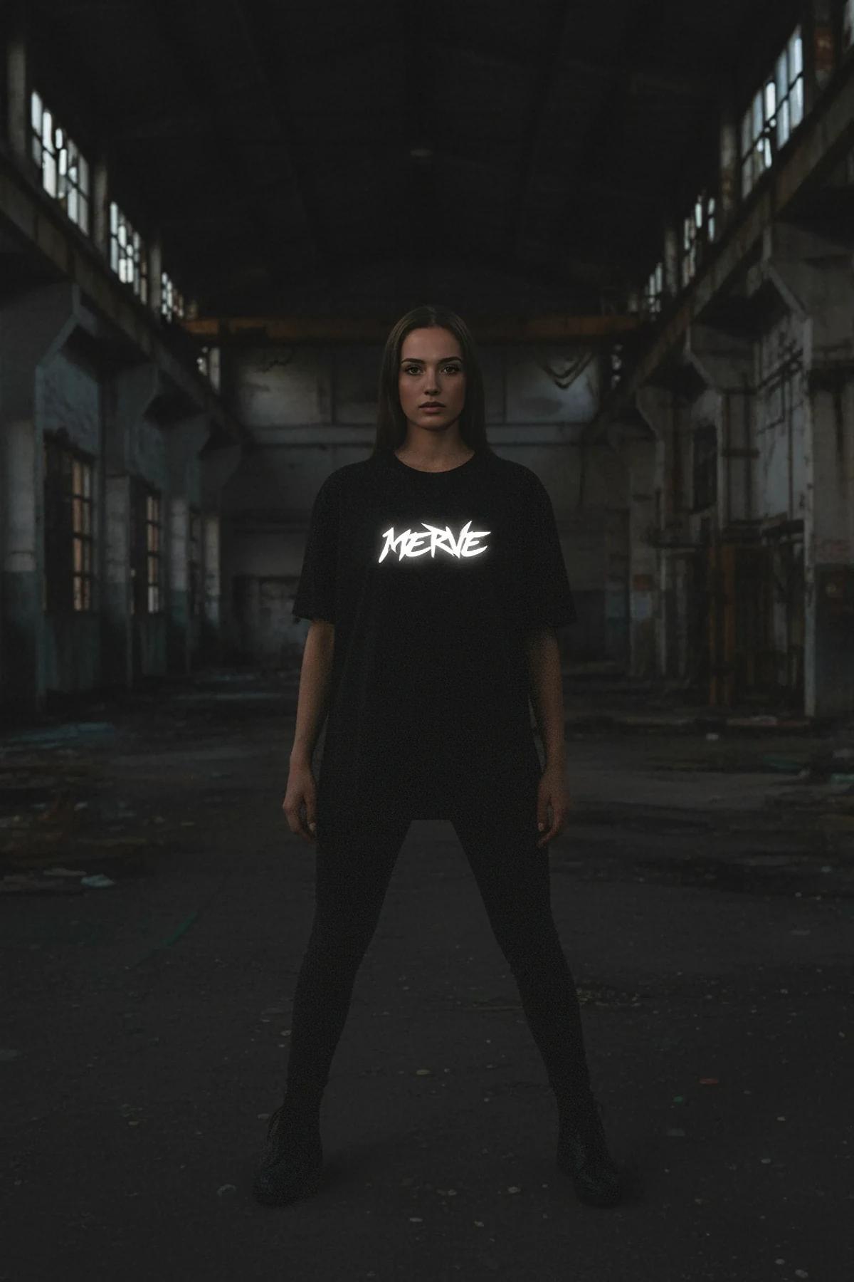 Modelin üzerinde doğrudan flaş ışığı vurduğunda parlayan siyah renkli Yansıtıcı Reflektörlü Bisiklet Yaka Siyah T-Shirt ön görünüm