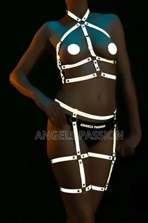 White reflective full body harness for women, adjustable straps and O-rings
