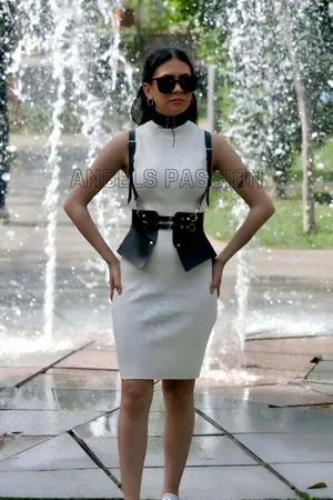 Siyah suni deri vücut harness ve choker takımı, ayarlanabilir kemer ve boyunluk detayı.