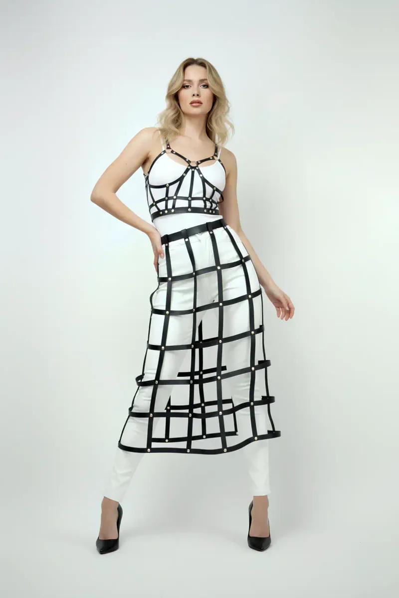 Siyah Deri Grid Harness Büstiyer ve Midi Etek Takımı Beyaz İç Giyim Üzerine