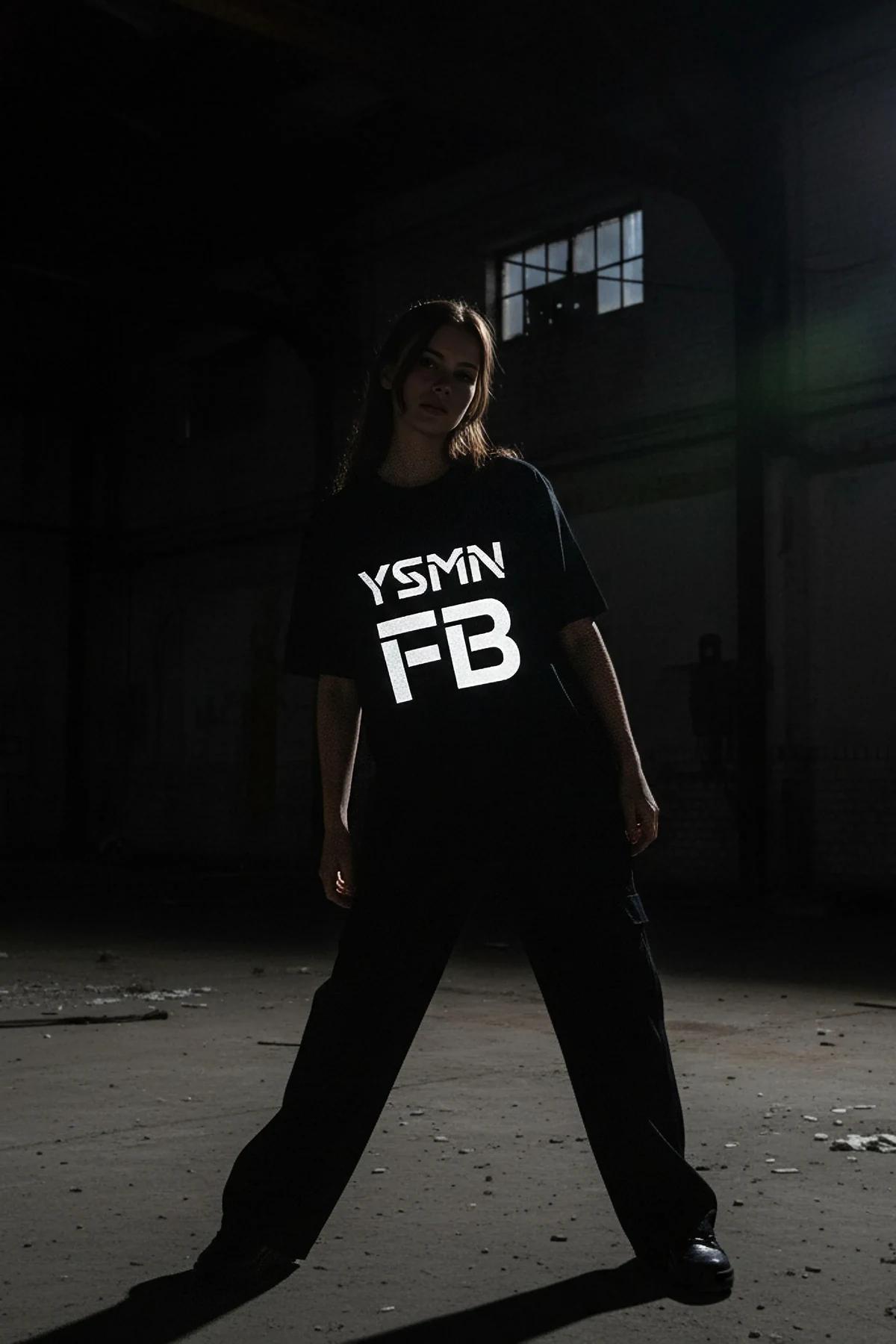 Siyah oversize tişört YSMN FB blok tipografi baskı gündüz mat görünüm
