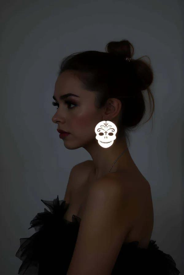Beyaz reflektörlü gotik kurukafa küpe karanlıkta parlayan lazer kesim arabesk ve haç detaylı damla model