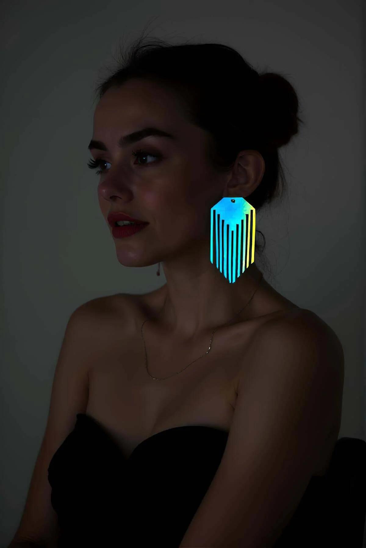 Lazer kesim dikey çizgi desenli holografik küpe yakın çekim, gökkuşağı renk yansıması