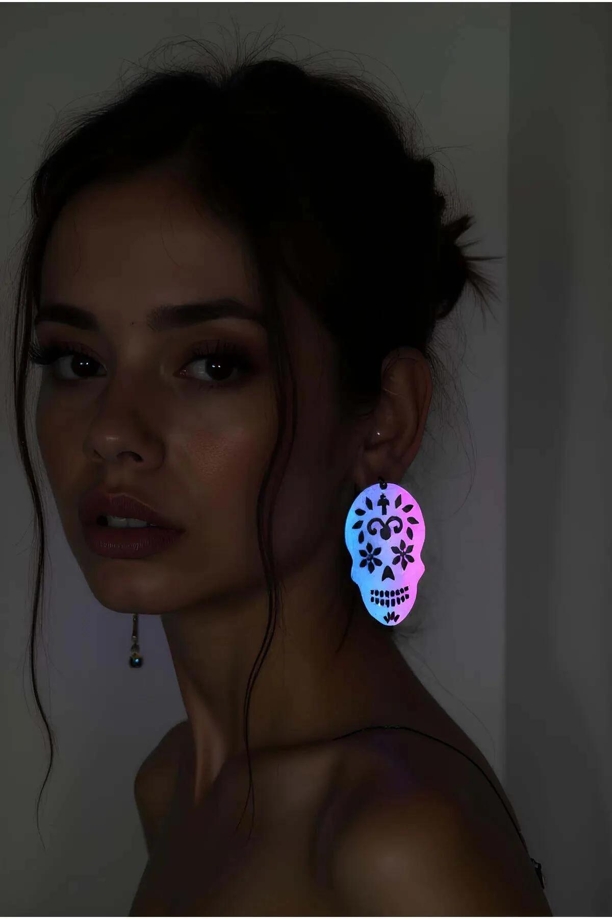 Fosforlu akrilik kurukafa küpe çiçek motifli lazer kesim detayı neon yeşil