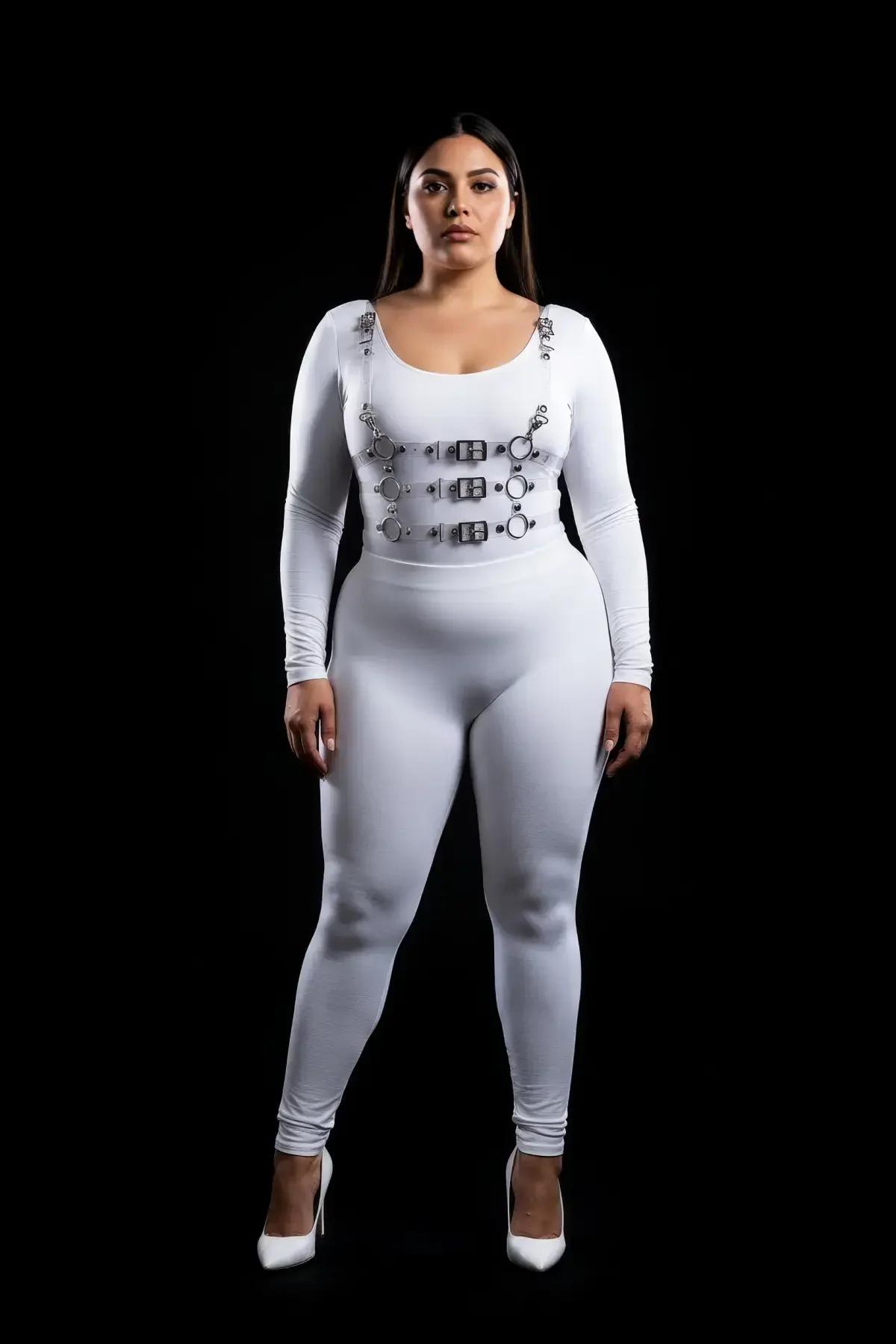 büyük beden beyaz vegan deri harness takım gümüş toka ve O-ring detaylı üç şeritli göğüs harness