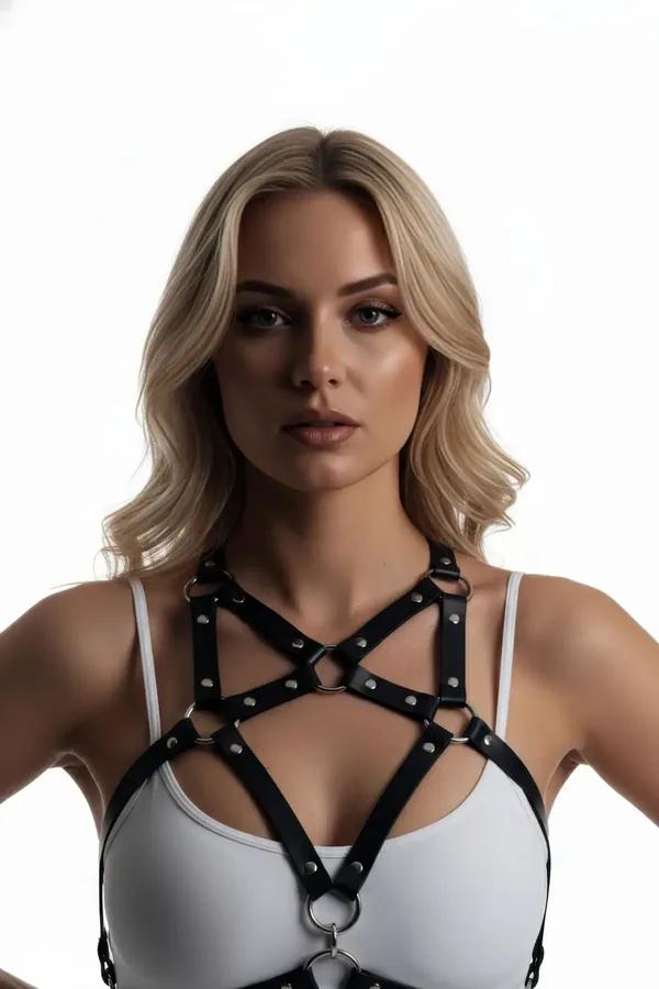 Siyah vegan deri çapraz bantlı göğüs harness aksesuar gümüş O-ring detay beyaz body üzerine giyilmiş