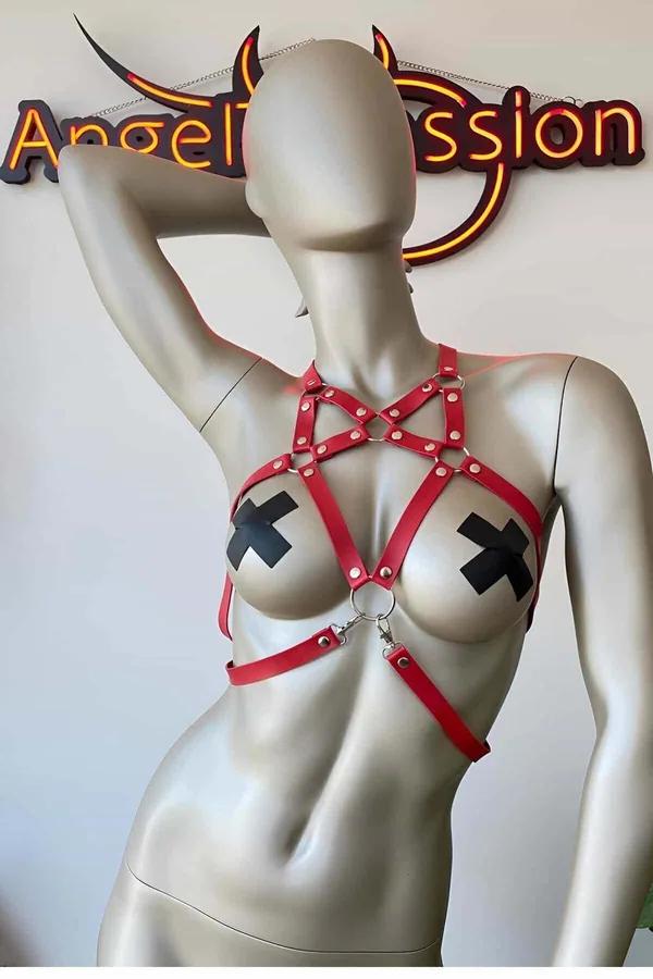 kırmızı suni deri göğüs üzeri harness aksesuar gümüş O-ring ve yıldız perçin detaylı