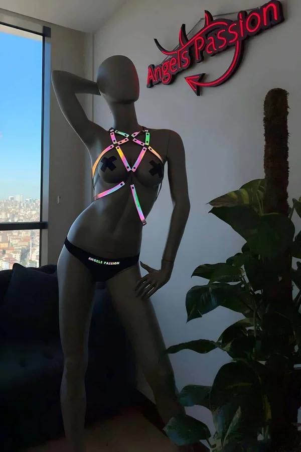 Holografik reflektörlü göğüs harnessi manken üzerinde çapraz X bantlı irizasyonlu tasarım gümüş metal O-ring