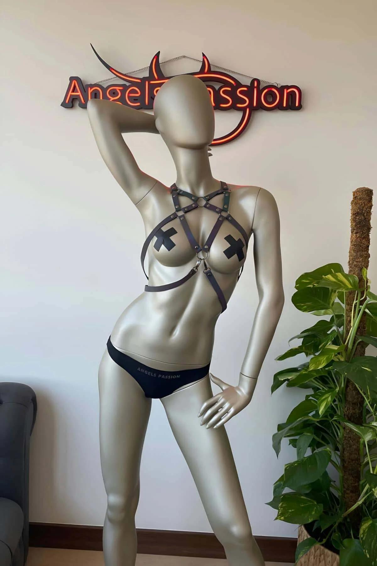 Holografik harness ışık altında gökkuşağı renk yansıması yakın plan bant detayı