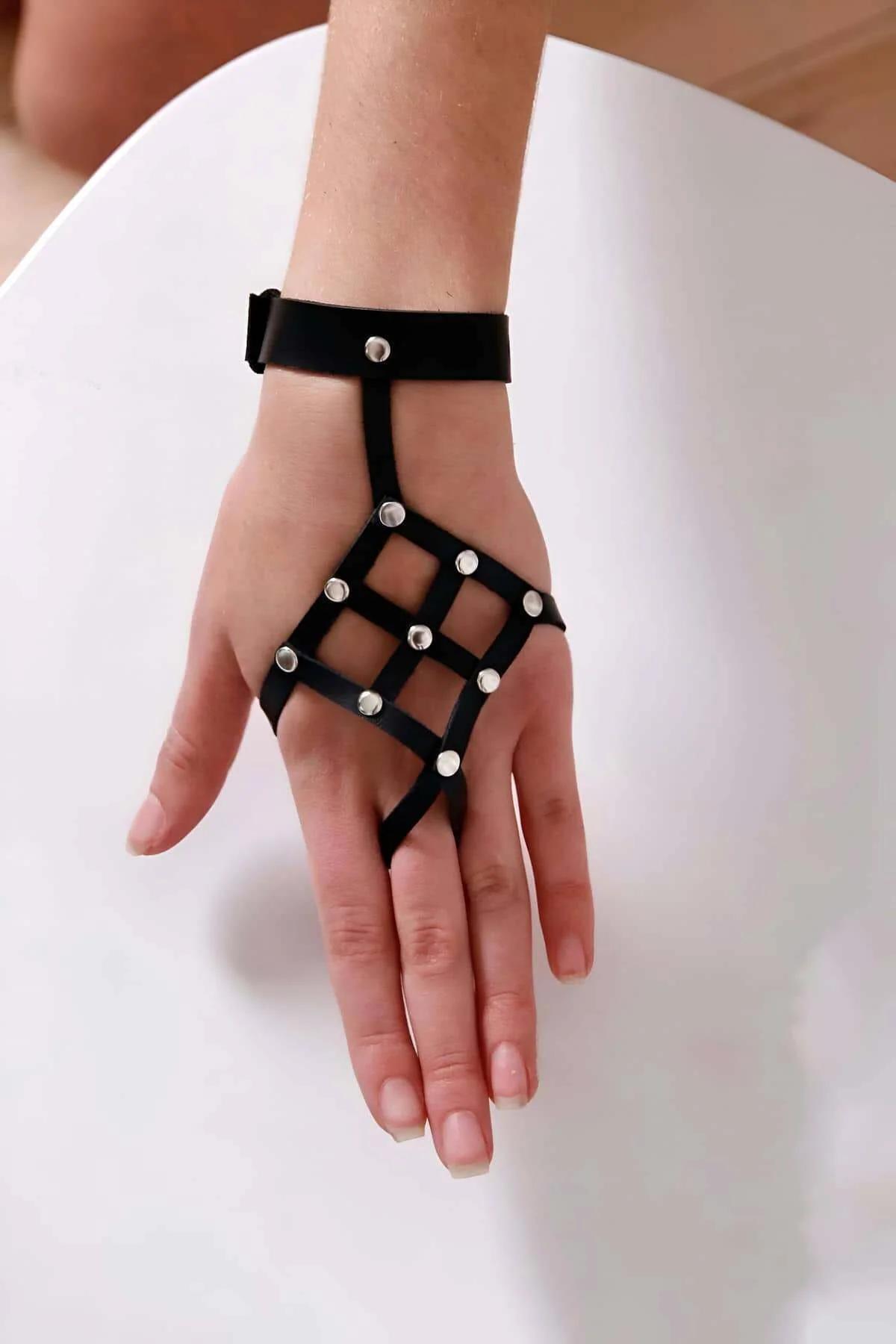 Düz serili siyah ızgara el harness; tam kafes yapısı ve 3 cm bilek manşet bandı
