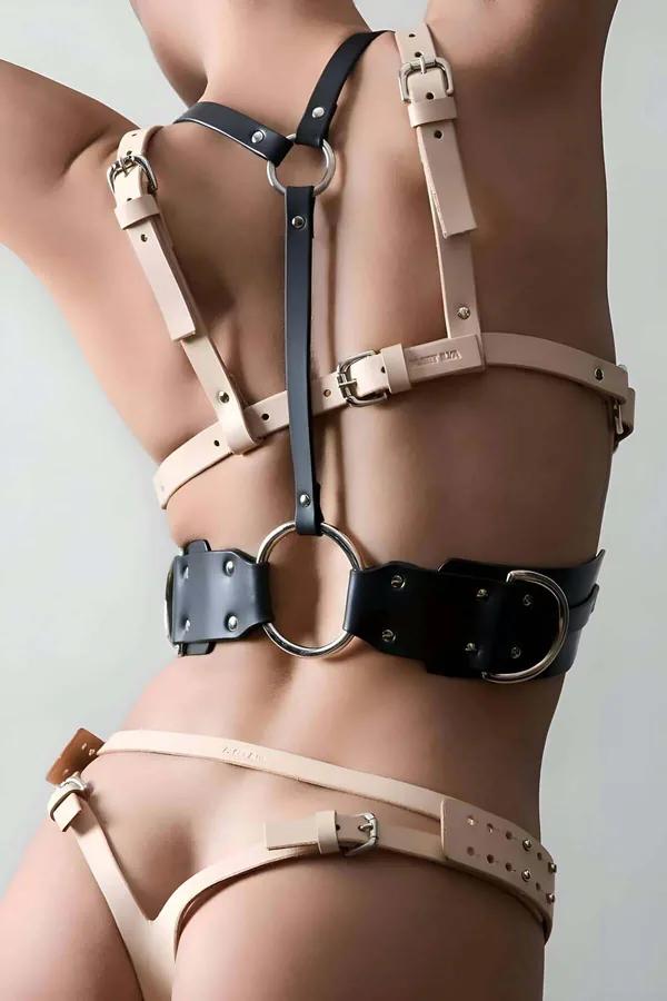 Nude bej ve siyah vegan deri omuz askılı bel harness gümüş O-halka toka detaylı