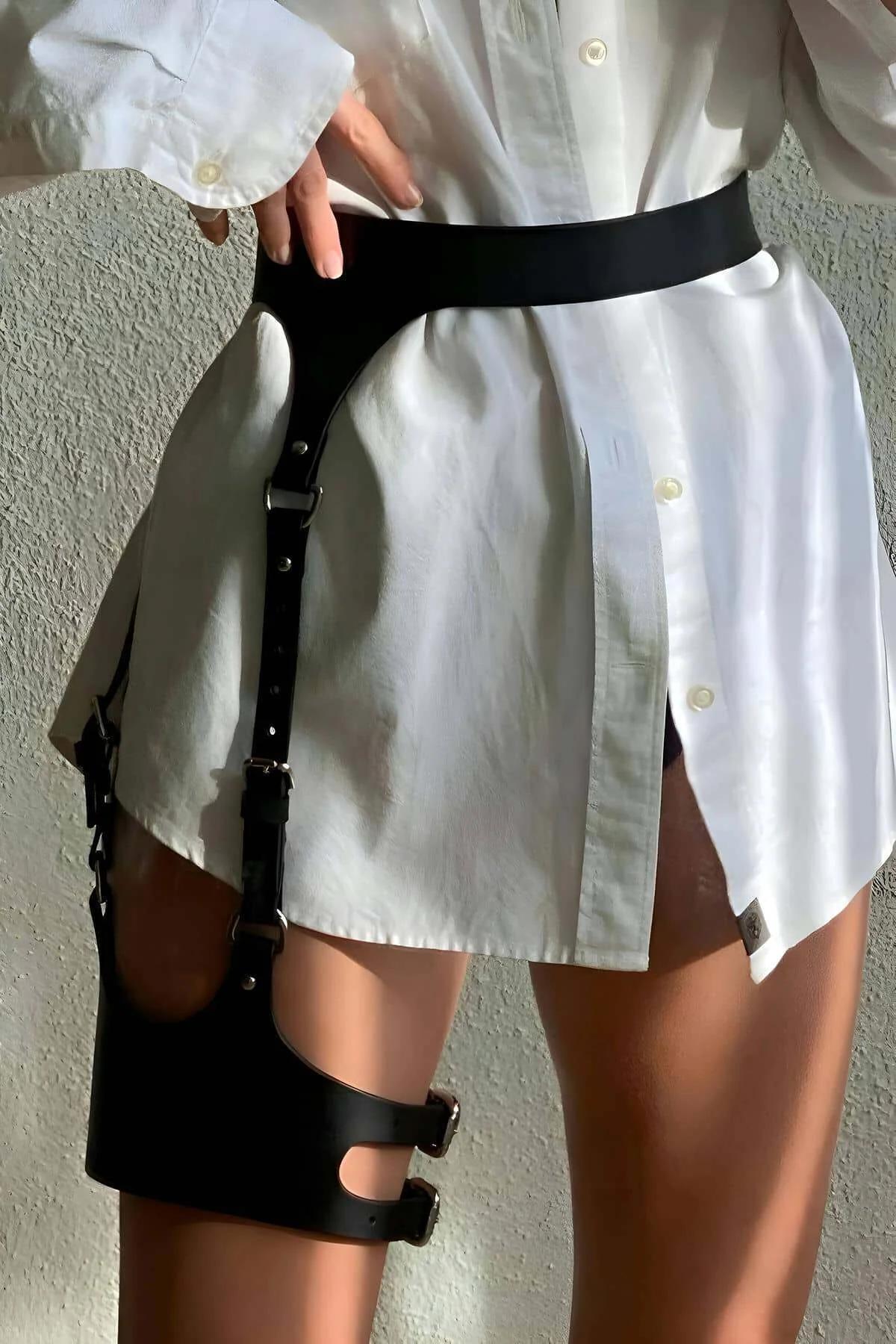 siyah vegan deri tek bacak kemerli bel harness, geniş bel bandı ve gümüş tokalu uyluk çemberi