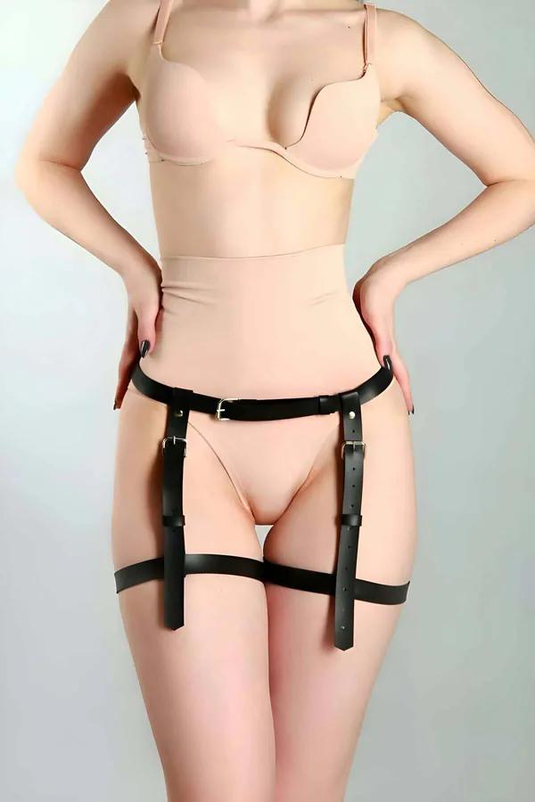 Siyah vegan deri jartiyer harness altın toka detaylı bel ve uyluk bantlı minimalist tasarım