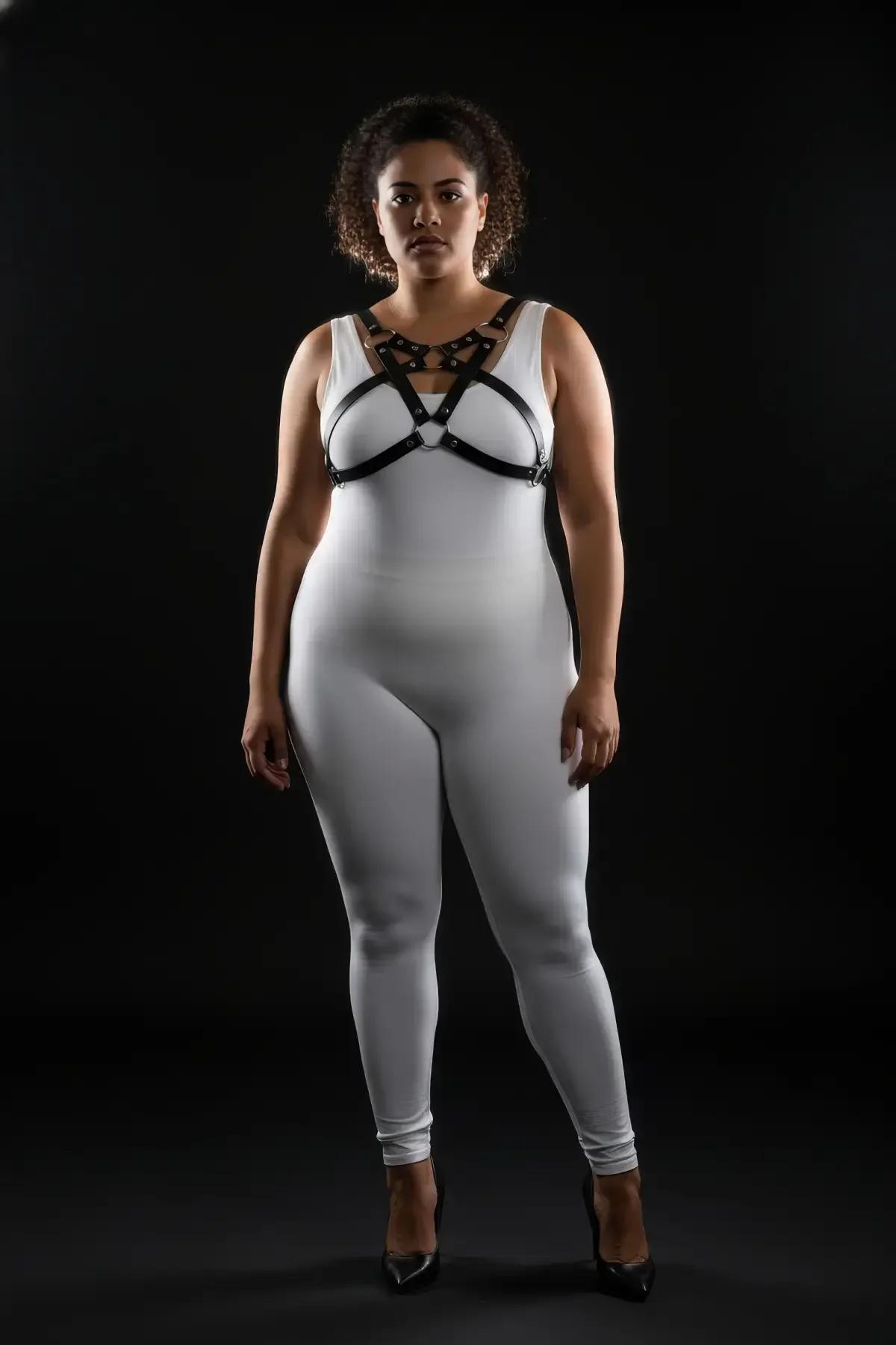 büyük beden kadın harness beyaz body üzerine kombin gece stili