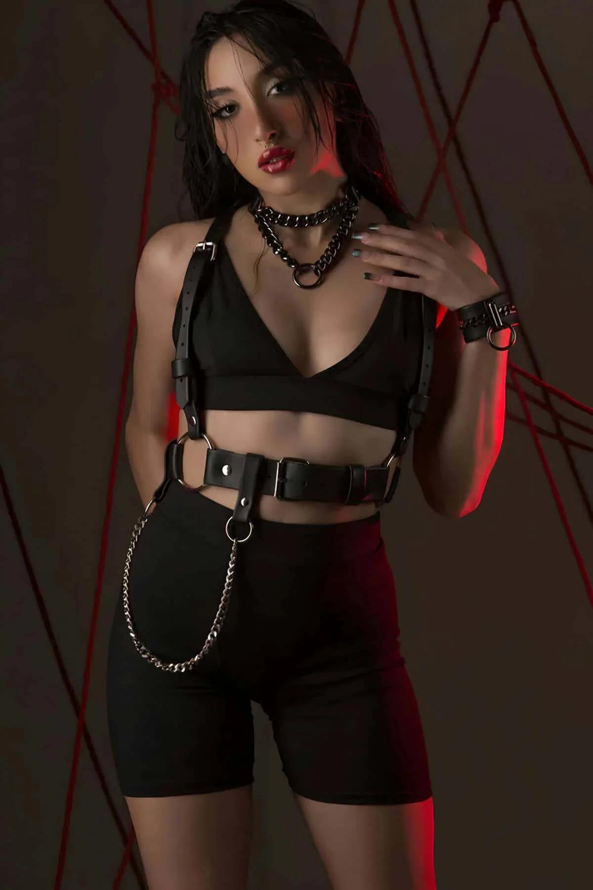 Siyah vegan deri omuz-bel harness gümüş zincir ve O-halka detaylı, bel bandı toklu ayarlanabilir