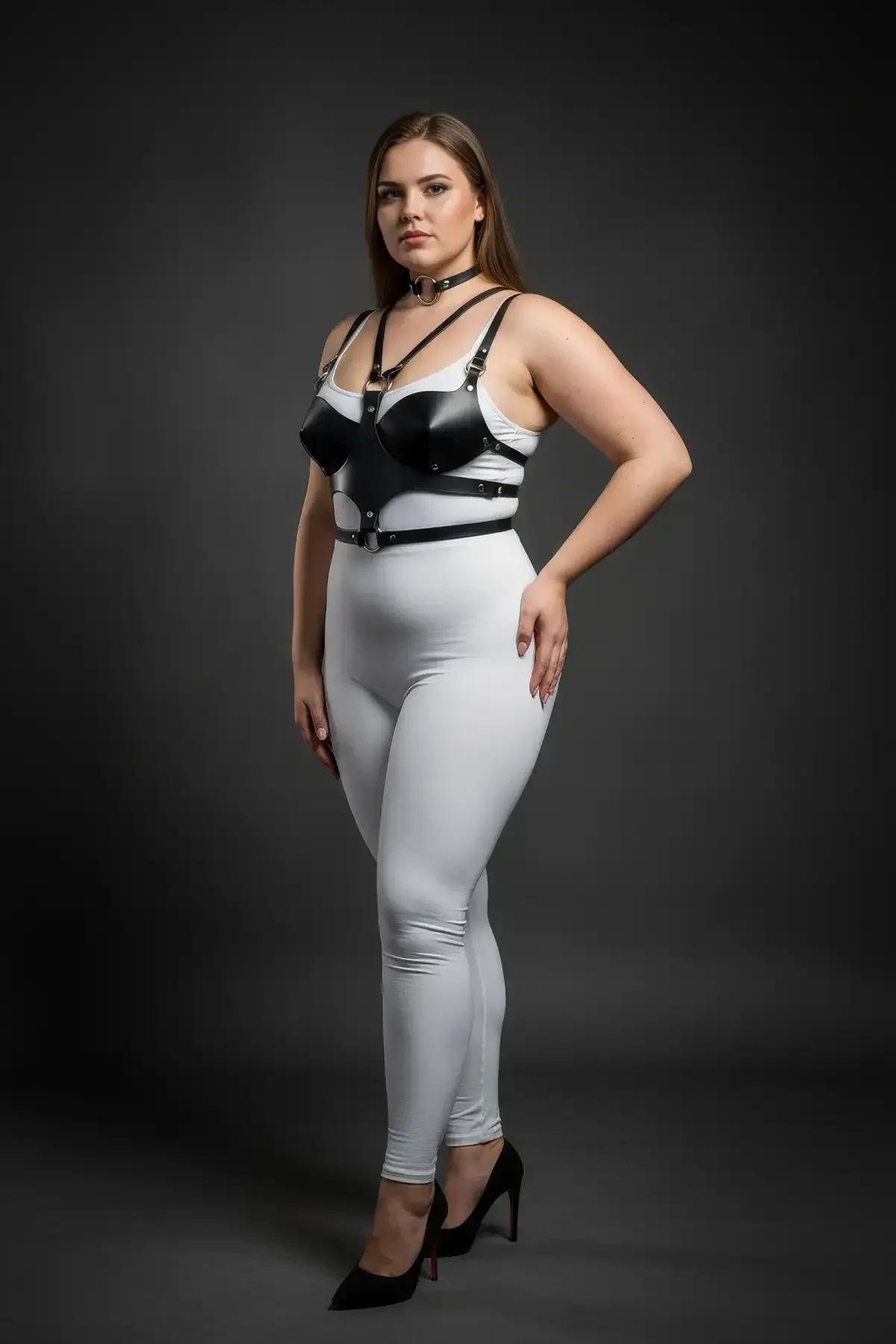 siyah vegan deri göğüs harness choker büyük beden ön görünüm altın toka detayı