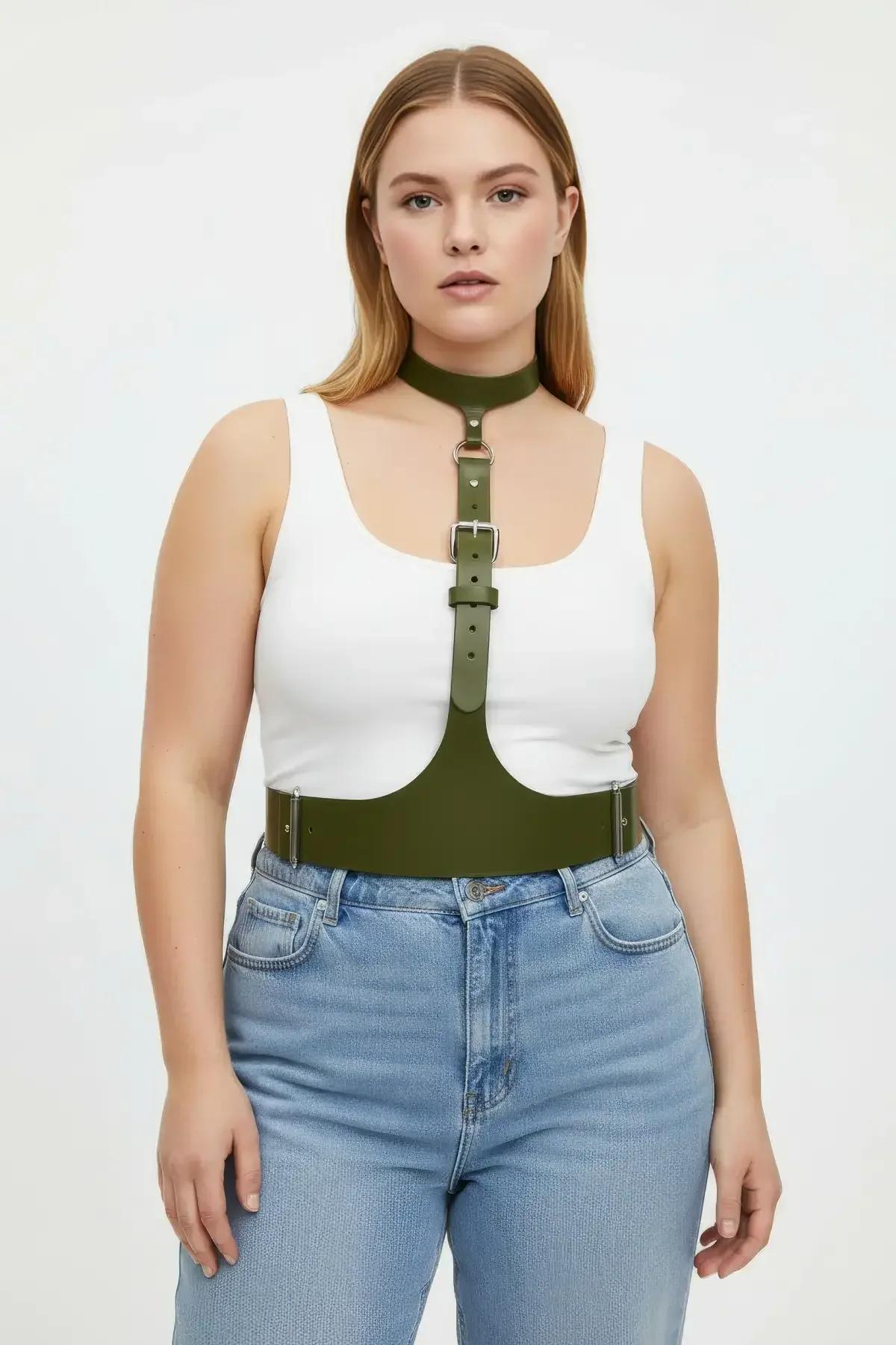 büyük beden haki harness beyaz tank üstü üzerine giyim, bej pantolon kombin
