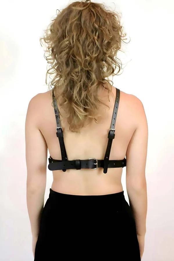Siyah vegan deri göğüs harness gümüş O-halka ve çivili boyun tasması set kadın üzerinde