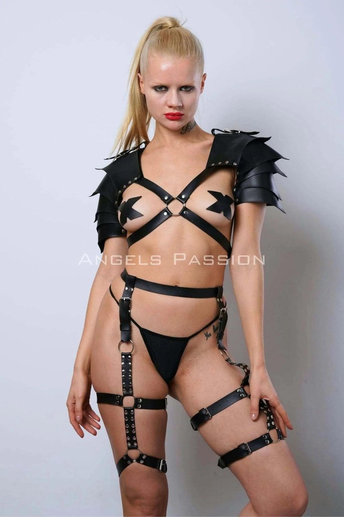 Gunmetal O-ring thigh harness with decorative chain sections, black faux leather straps