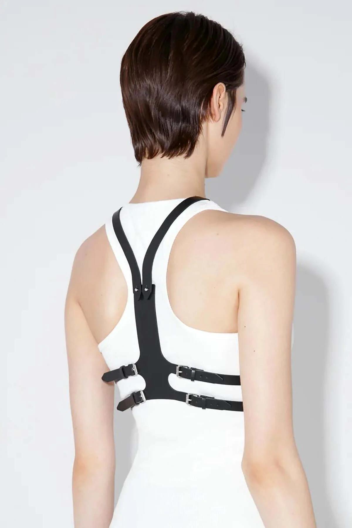 siyah deri göğüs harness beyaz bodysuit üzeri kombini tam boy görünüm