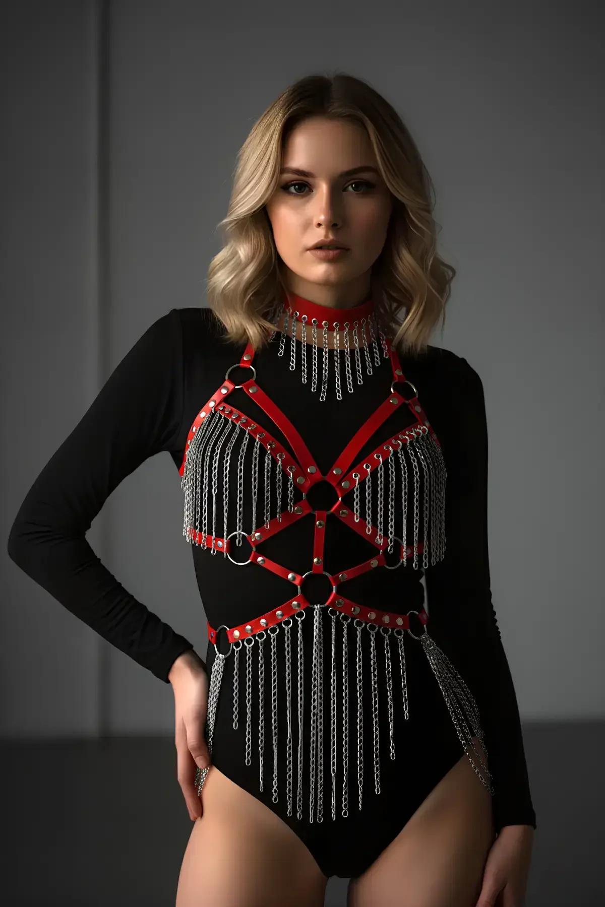 Kırmızı PU deri bantlı body harness göğüs O-halkası ve çok katlı gümüş zincir detayı önden görünüm