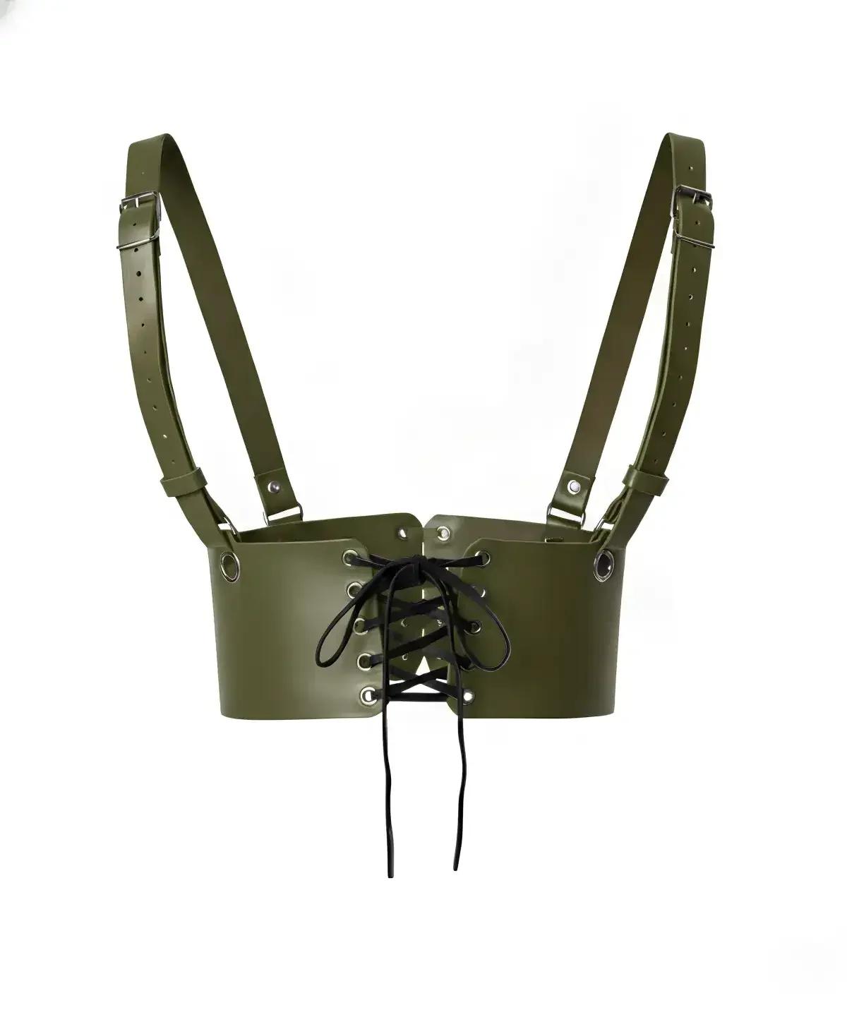 Haki vegan deri ön bağcıklı vücut harness, metal tokalı omuz askısı ve siyah bağcık detayı