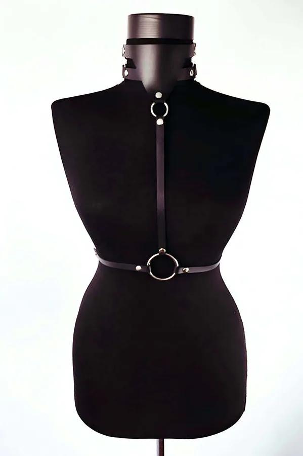 siyah suni deri choker harness boyundan bele tek dikey şerit ve gümüş O-ring manken üzerinde