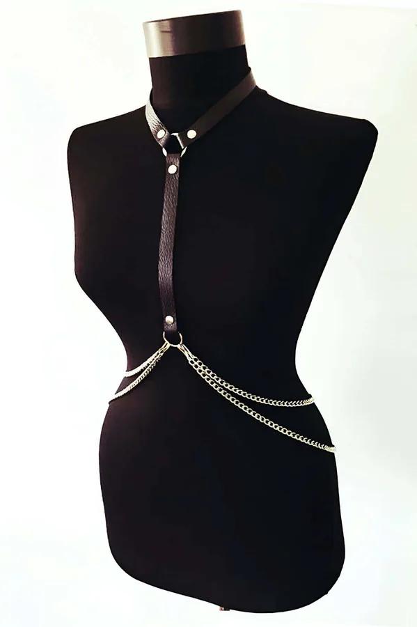 Siyah vegan deri göğüs harness choker ve çift sıra altın zincir bel detayı manken üzerinde