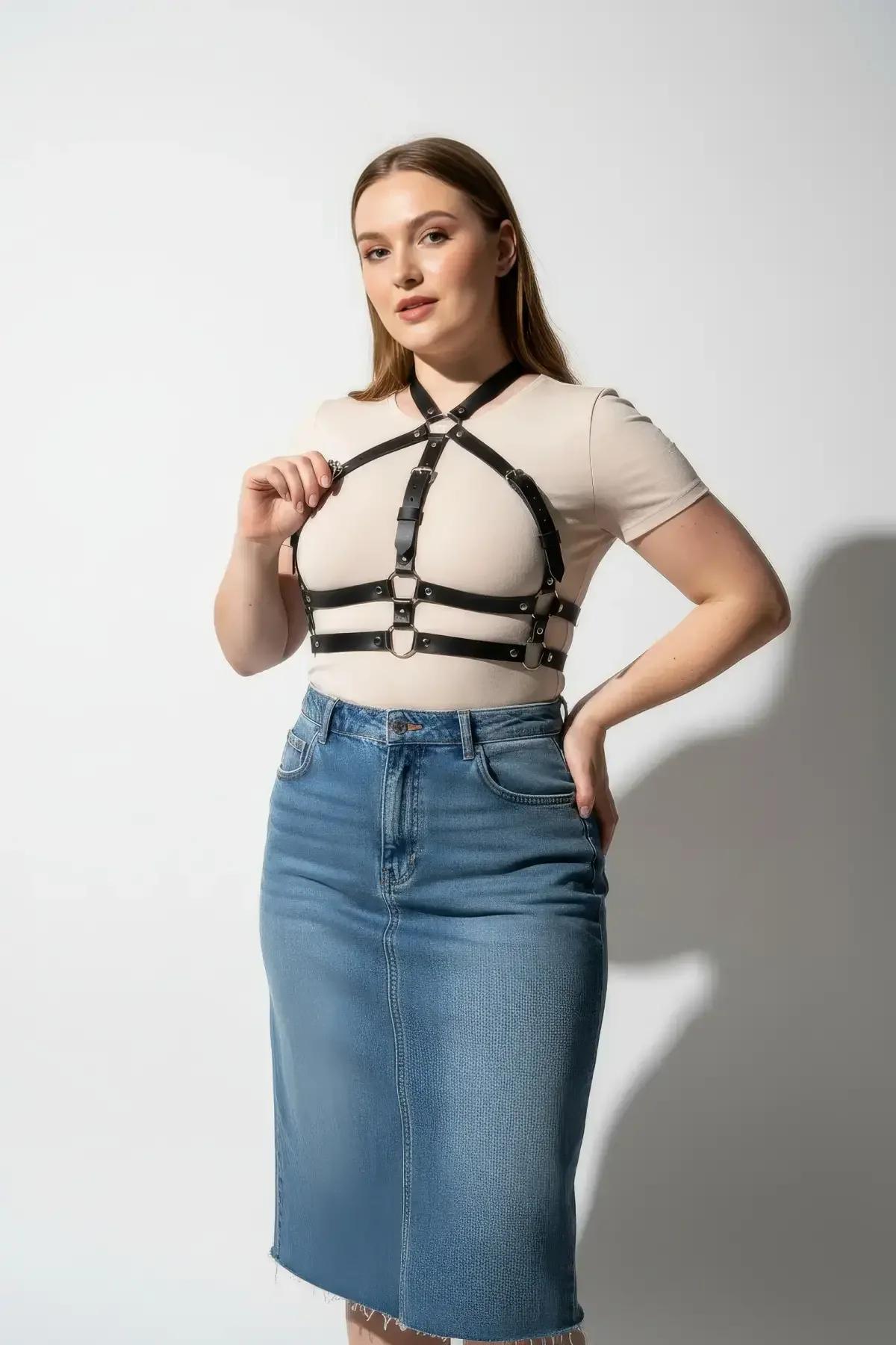 siyah harness denim ve krem kazak kombin büyük beden sokak stili