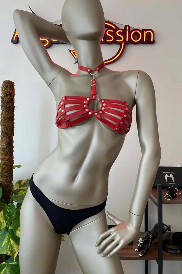 kırmızı suni deri bralet harness beş yatay bant altın metal O-halka rivet detaylı kafes yapısı