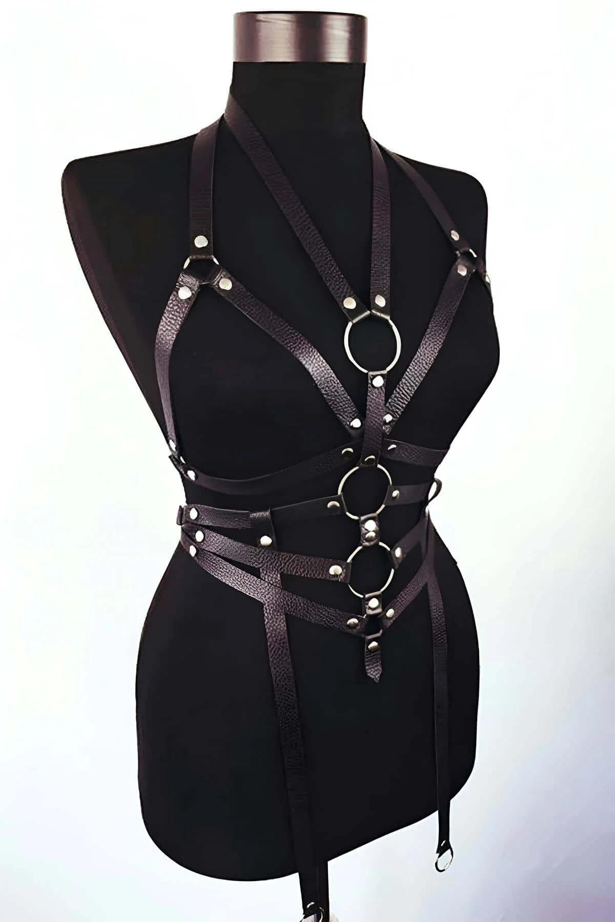 Koyu kahve vegan deri harness bel O-ring detayı, gümüş rivetler yakın çekim