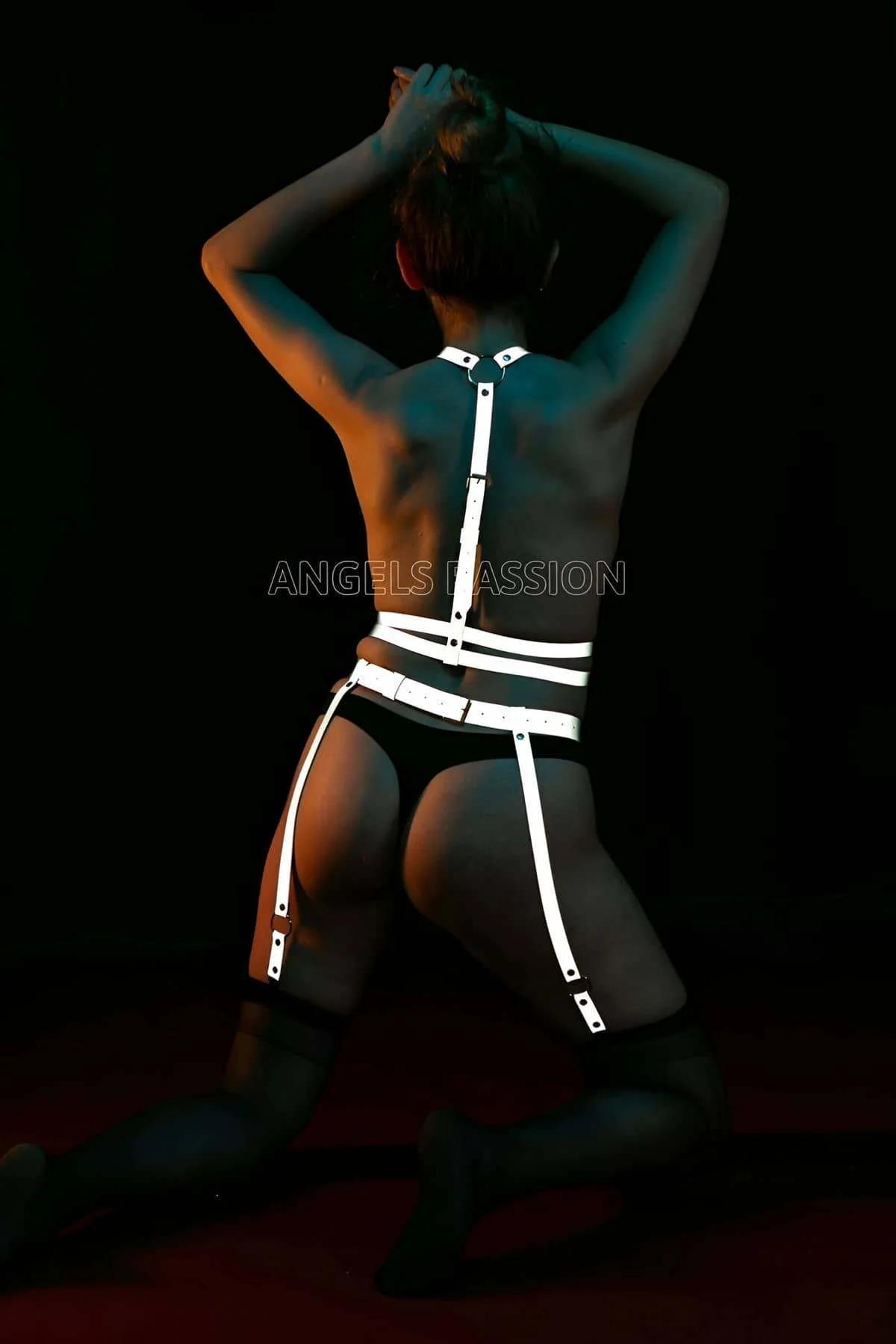 reflektörlü PU bant harness ön görünüm bel çevresinde üçlü yatay bantlar gümüş metal toka