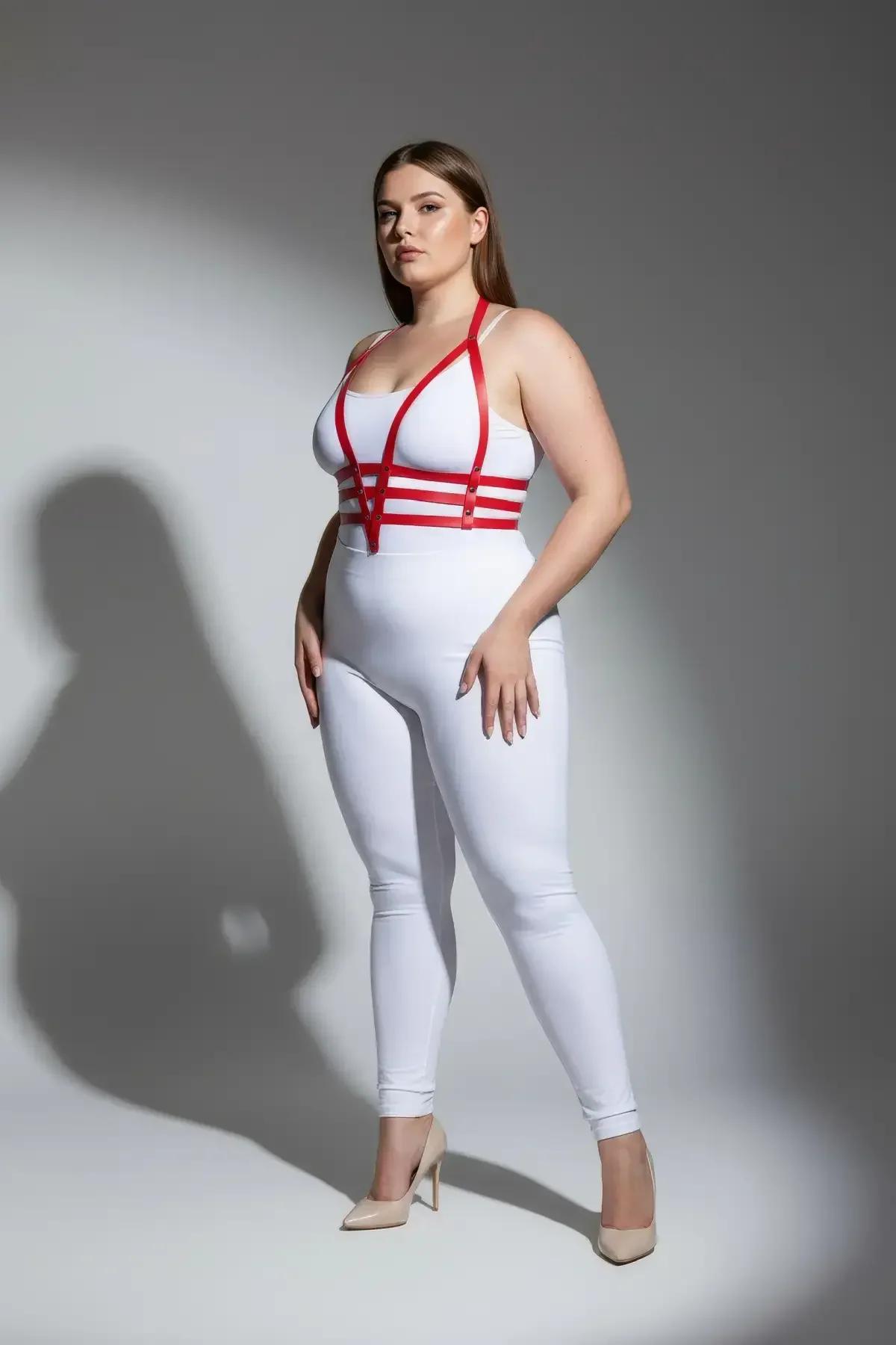 Kırmızı PU deri harness beyaz body üzerine katmanlı giyim, bel vurgusu