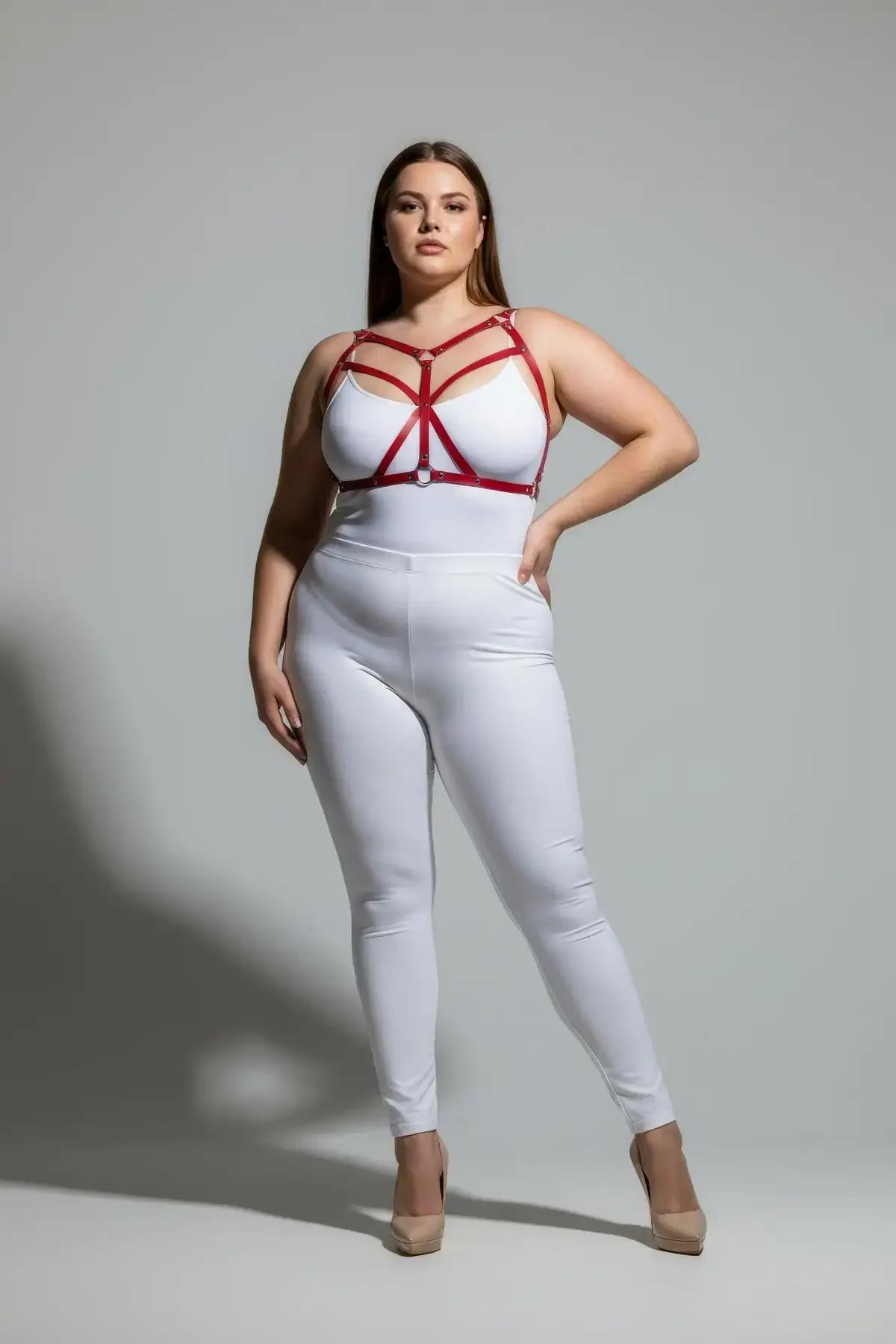 büyük beden modelde kırmızı kafes harness beyaz tayt üzerine tam vücut stili