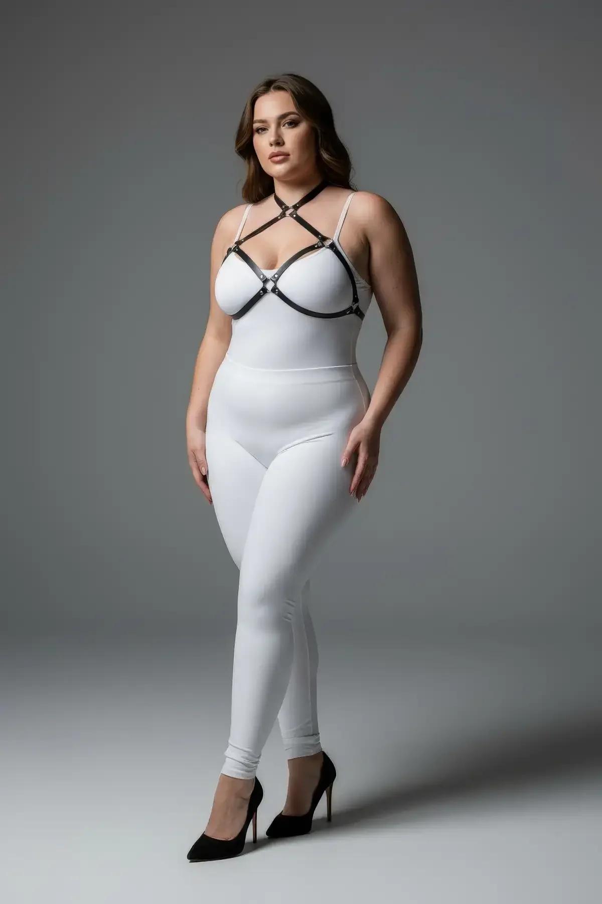 büyük beden kadın göğüs harness beyaz bodysuit üzerine kombinlenmiş profil görünüm