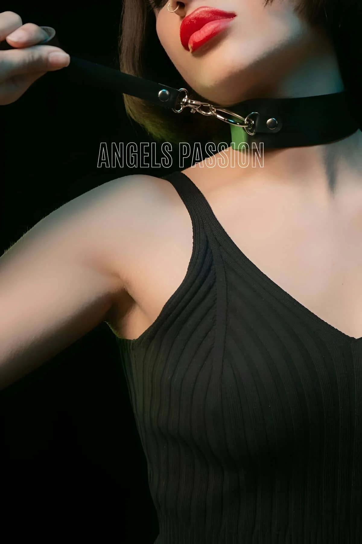 black faux leather choker collar and 50 cm flat leash laid flat showing full set components