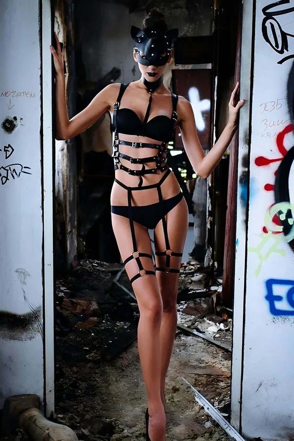 siyah suni deri vücut harness takımı O-halka detaylı bacak askılı, gümüş metal toka ve bel kayışları