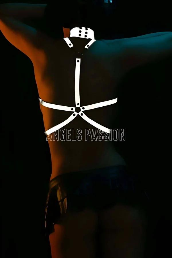 Reflektörlü beyaz göğüs harness boyun yaka ve geometrik çapraz kayışlar mat siyah O-ring donanımlı