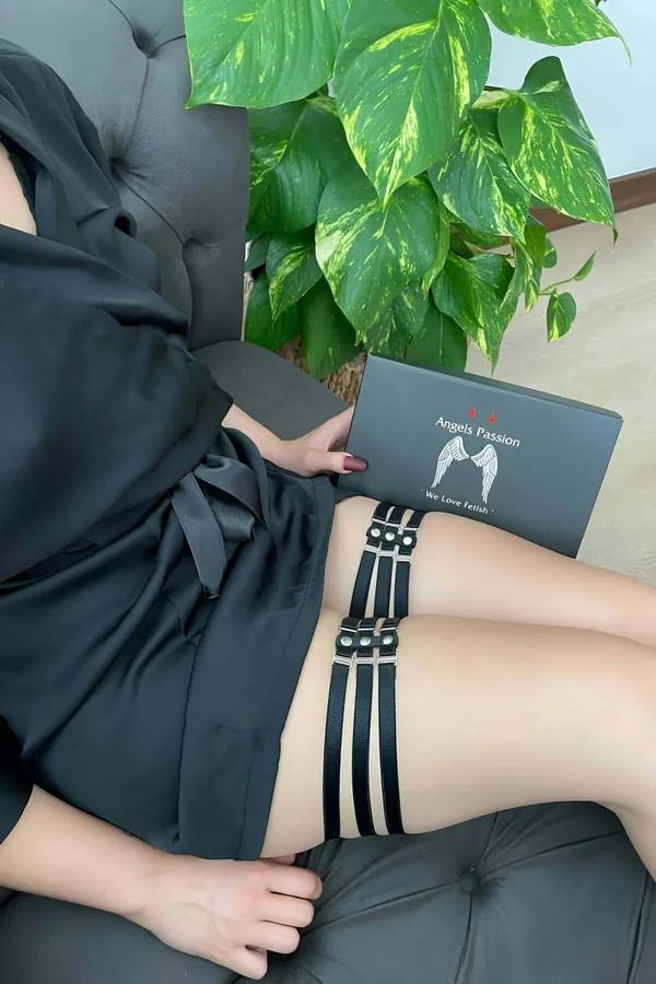 ហ្គក់ភ្លៅ faux leather ខ្មៅ ខ្សែអាត់ 3 ជួរ rivet silver-tone ដំឡើងលើភ្លៅ