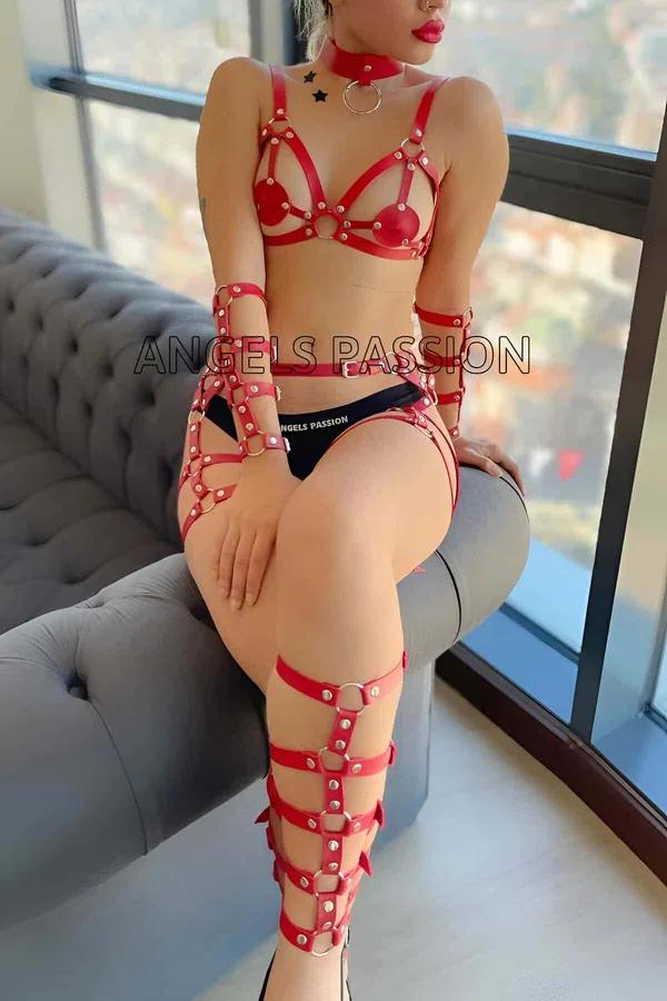 Kırmızı suni deri bacak ve kol harness takımı gümüş O-ring ve perçin donanımlı altı parça set