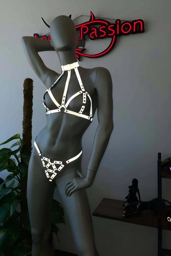 Reflektörlü sütyen takım harness beyaz parlayan bantlar kafes tasarım halter yaka ve alt harness set