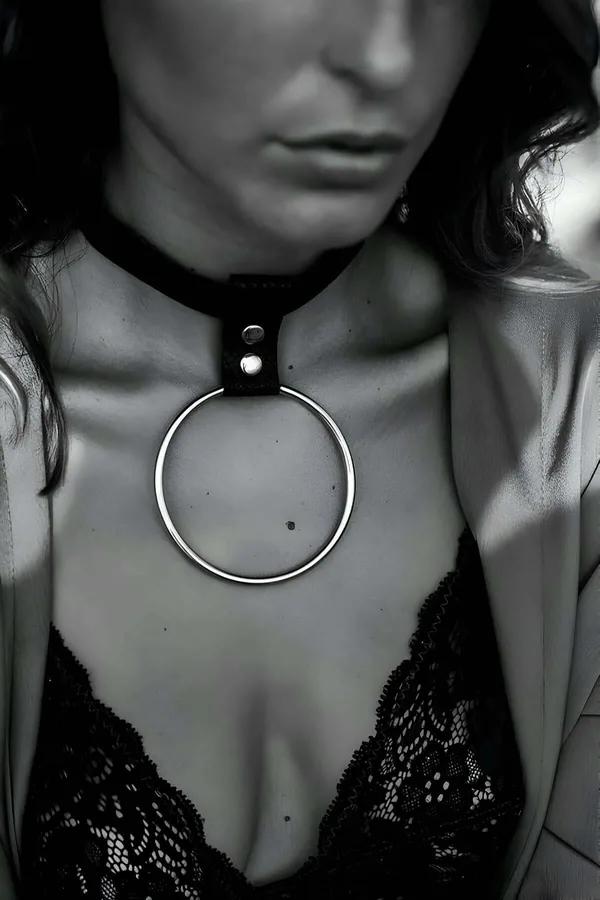 büyük gümüş O-halkalı siyah suni deri ayarlanabilir choker boyunda giyim detayı