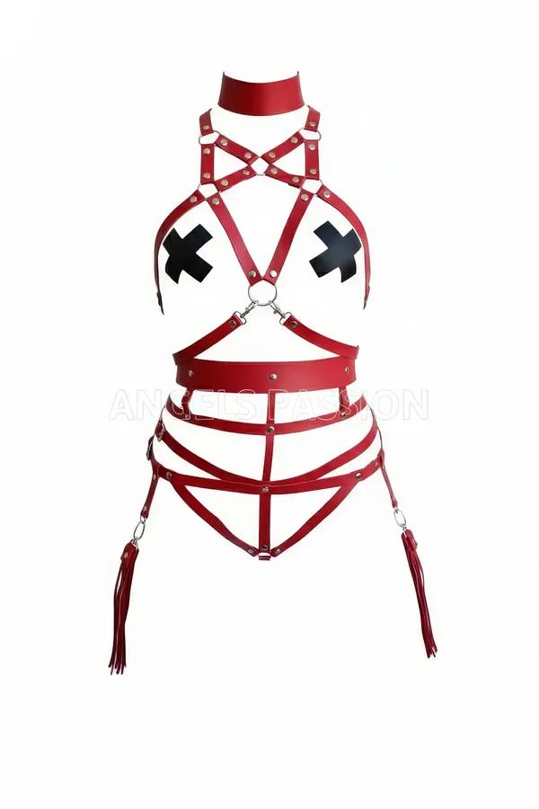 Kırmızı vegan deri tam vücut harness takımı gümüş O-halka ve kalça püskül detayı ile
